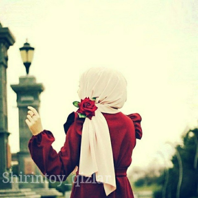 Oyoqlari yoyilgan etakdagi ayollar