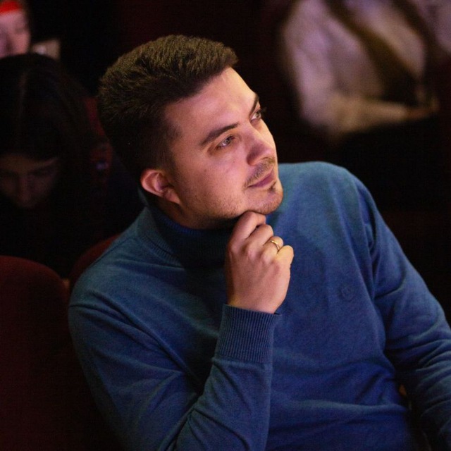 Александр Екжанов | красные кеды