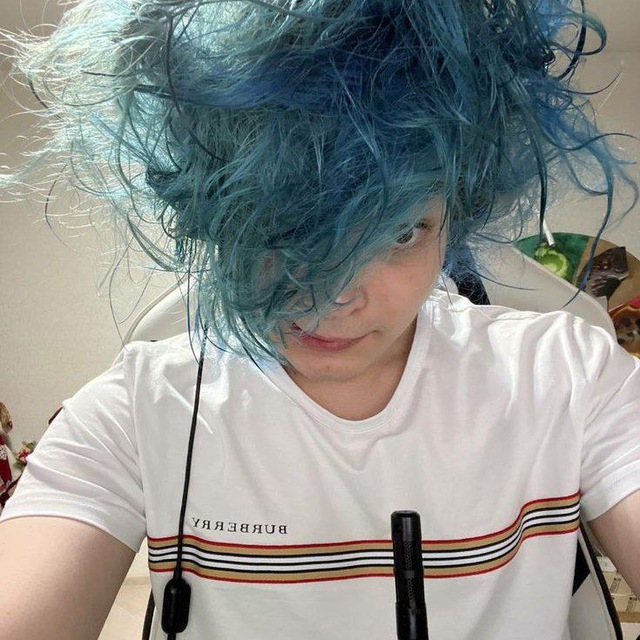 самалётик летит в ротик