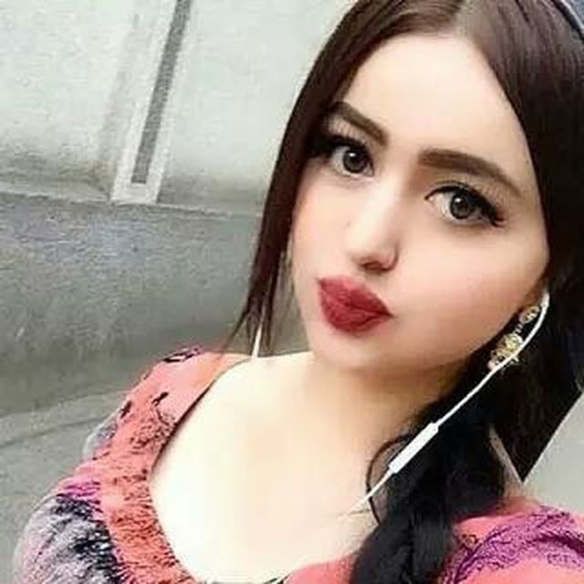 Mega klitor uning külotlari ostidan chiqib turadi (porno) Joja uxlab yotganda, u sikiladi.