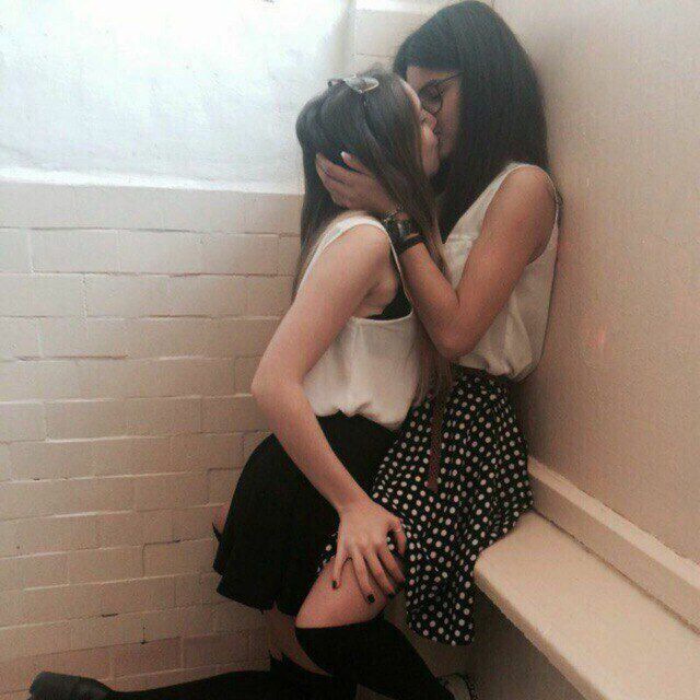 Lesbi telegram. Поцелуй девушек. Поцелуй двух девушек. Поцелуй девушек в школе. Поцелуй двух девочек в школе.