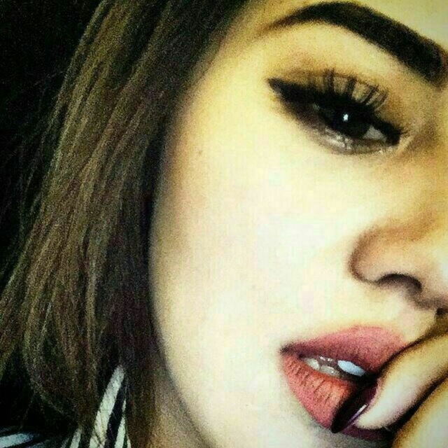 Katta kokraklar bilan yalangoch poezd dirijyori fotosurati